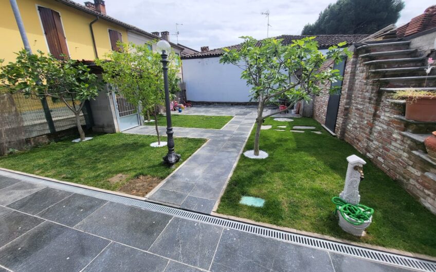 LINAROLO FR. VACCARIZZA VILLA INDIPENDENTE 155 MQ RISTRUTTURATA CON SOTTOTETTO, CANTINA E BOX, GIARDINO EURO 250.000