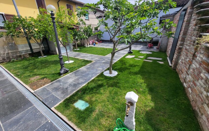 LINAROLO FR. VACCARIZZA VILLA INDIPENDENTE 155 MQ RISTRUTTURATA CON SOTTOTETTO, CANTINA E BOX, GIARDINO EURO 250.000