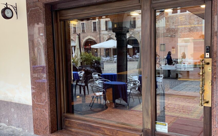 PAVIA PIAZZA VITTORIA VENDESI MURI DI NEGOZIO CON CANTINA E CASSAFORTE, MQ 45 EURO 170.000