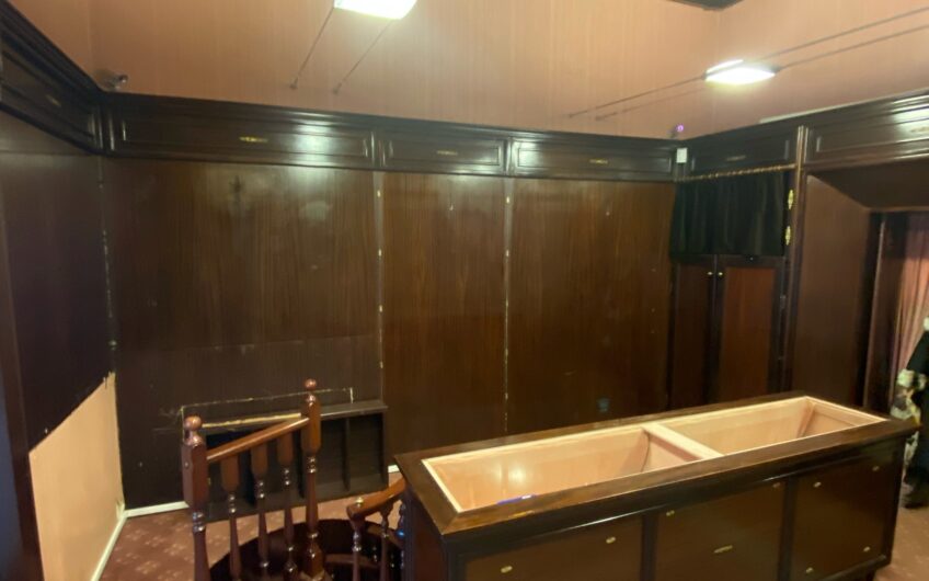 PAVIA PIAZZA VITTORIA VENDESI MURI DI NEGOZIO CON CANTINA E CASSAFORTE, MQ 45 EURO 170.000