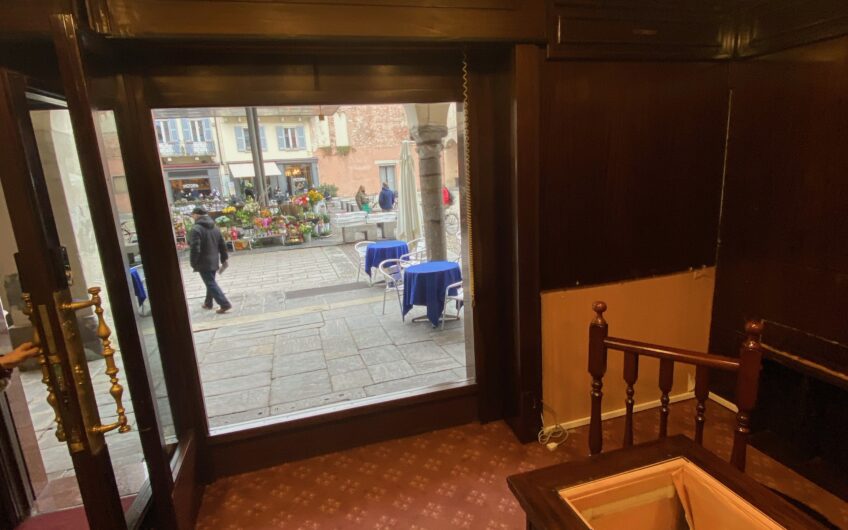 PAVIA PIAZZA VITTORIA VENDESI MURI DI NEGOZIO CON CANTINA E CASSAFORTE, MQ 45 EURO 170.000