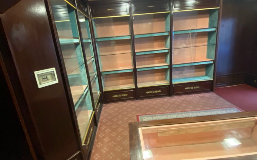 PAVIA PIAZZA VITTORIA VENDESI MURI DI NEGOZIO CON CANTINA E CASSAFORTE, MQ 45 EURO 170.000