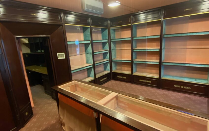 PAVIA PIAZZA VITTORIA VENDESI MURI DI NEGOZIO CON CANTINA E CASSAFORTE, MQ 45 EURO 170.000