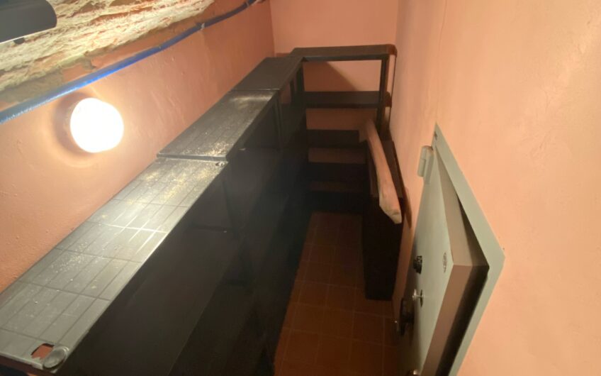 PAVIA PIAZZA VITTORIA VENDESI MURI DI NEGOZIO CON CANTINA E CASSAFORTE, MQ 45 EURO 170.000