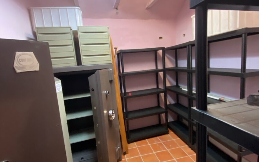 PAVIA PIAZZA VITTORIA VENDESI MURI DI NEGOZIO CON CANTINA E CASSAFORTE, MQ 45 EURO 170.000