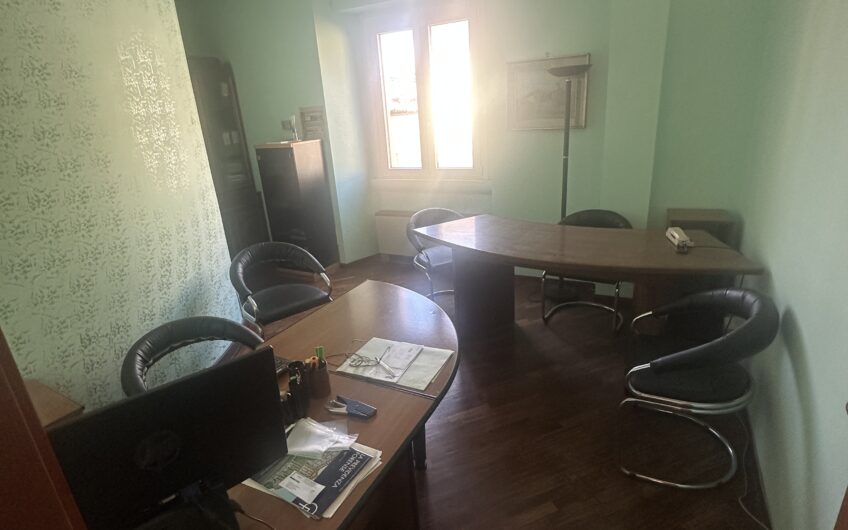 PAVIA CORSO CAVOUR VENDESI UFFICIO 105 MQ CON POSS. CAMBIO USO EURO 230.000 TRATTABILI