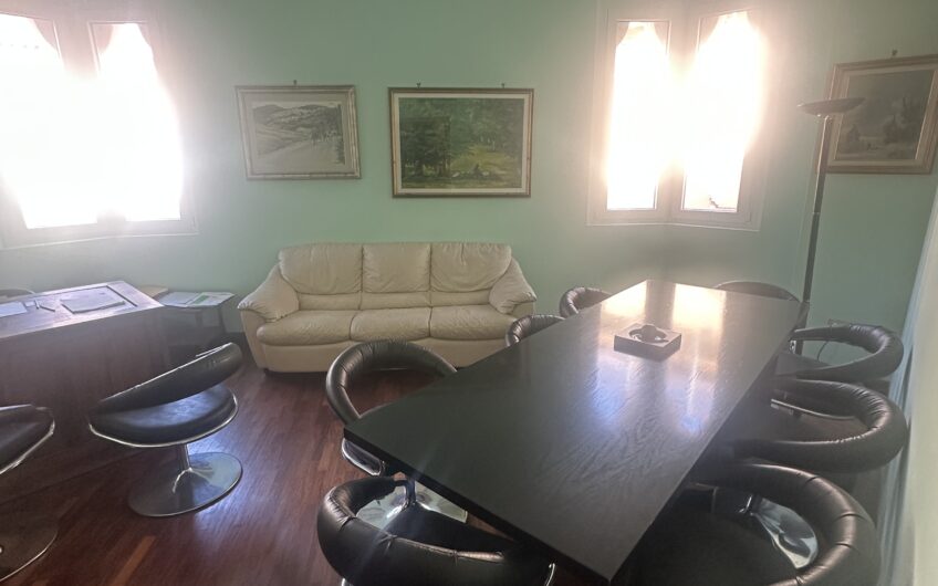 PAVIA CORSO CAVOUR VENDESI UFFICIO 105 MQ CON POSS. CAMBIO USO EURO 230.000 TRATTABILI