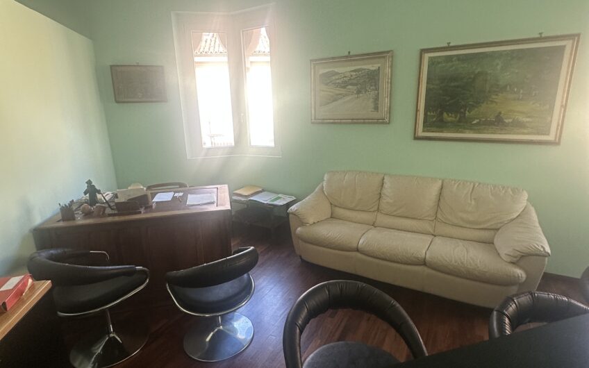 PAVIA CORSO CAVOUR VENDESI UFFICIO 105 MQ CON POSS. CAMBIO USO EURO 230.000 TRATTABILI