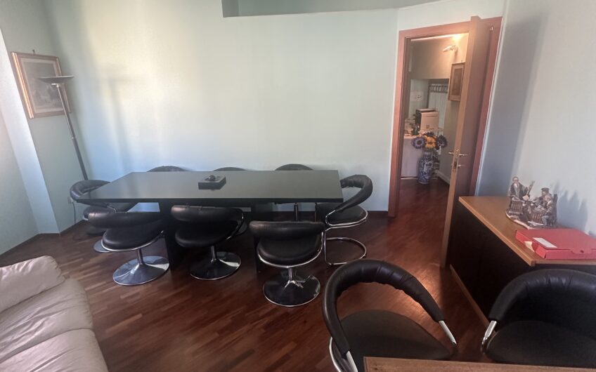 PAVIA CORSO CAVOUR VENDESI UFFICIO 105 MQ CON POSS. CAMBIO USO EURO 230.000 TRATTABILI