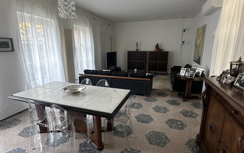 PAVIA VIALE MATTEOTTI AD. CASA SEMINDIPENDENTE CON 4 LOCALI + 3 SERVIZI, TAVERNA, GIARDINO E 4 BOX EURO 1.200.000
