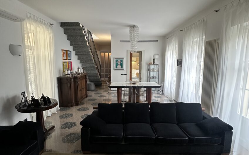 PAVIA VIALE MATTEOTTI AD. CASA SEMINDIPENDENTE CON 4 LOCALI + 3 SERVIZI, TAVERNA, GIARDINO E 4 BOX EURO 1.200.000