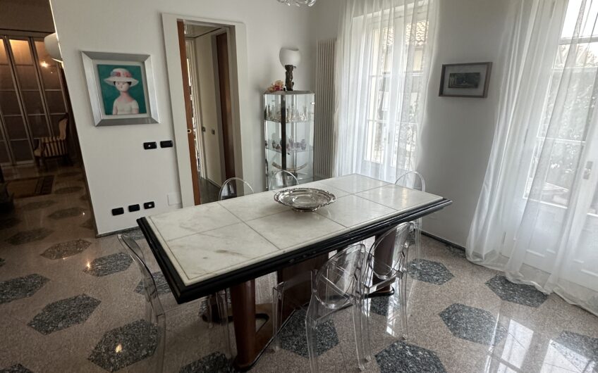 PAVIA VIALE MATTEOTTI AD. CASA SEMINDIPENDENTE CON 4 LOCALI + 3 SERVIZI, TAVERNA, GIARDINO E 4 BOX EURO 1.200.000