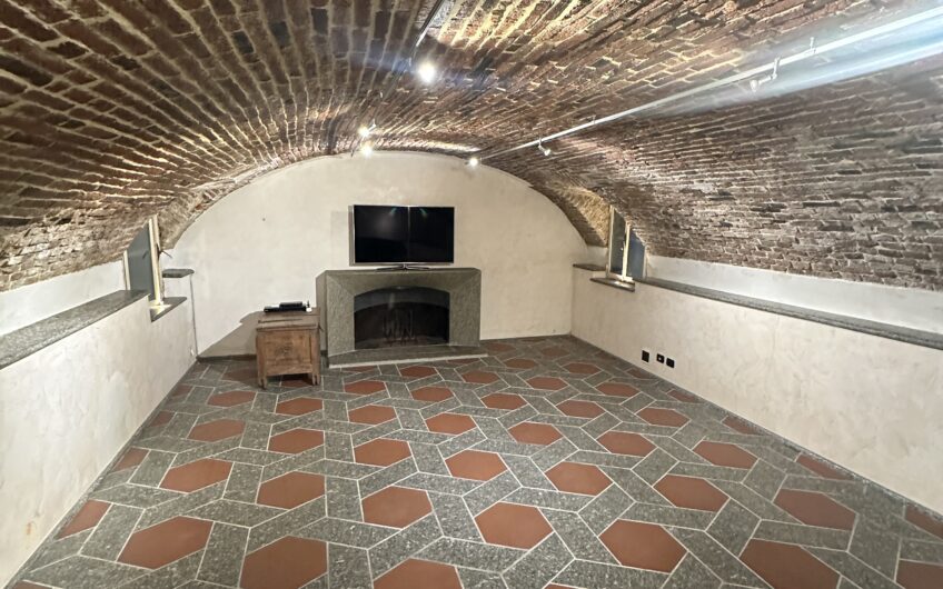 PAVIA VIALE MATTEOTTI AD. CASA SEMINDIPENDENTE CON 4 LOCALI + 3 SERVIZI, TAVERNA, GIARDINO E 4 BOX EURO 1.200.000