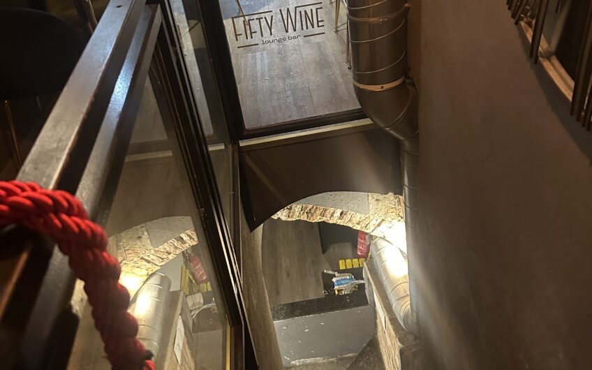 PAVIA CORSO STRADA NUOVA CEDESI BAR RISTRUTTURATO EURO 30.000