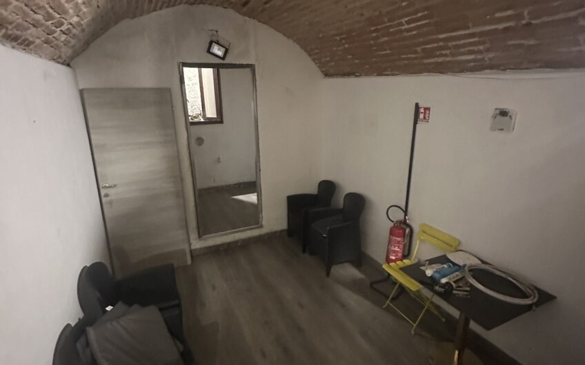 PAVIA CORSO STRADA NUOVA CEDESI BAR RISTRUTTURATO EURO 30.000