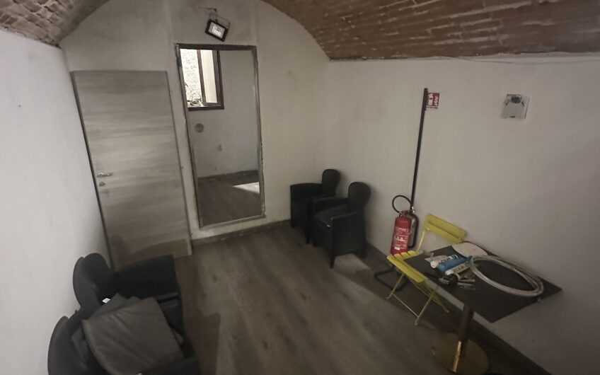 PAVIA CORSO STRADA NUOVA CEDESI BAR RISTRUTTURATO EURO 30.000