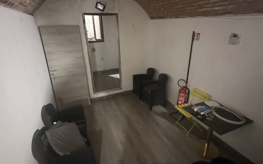 PAVIA CORSO STRADA NUOVA CEDESI BAR RISTRUTTURATO EURO 30.000