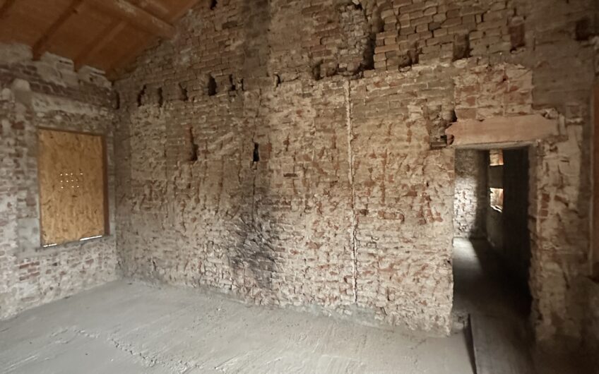 PAVIA VIA FRANCANA CASA SEMINDIPENDENTE DI 300 MQ DA RISTRUTTURARE IN EDIFICIO STORICO, AMPIO BOX, EURO 300.000