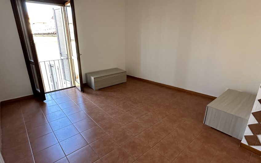 PAVIA CORSO CAVOUR AD. AFFITTASI AMPIO BILOCALE CON CUCINA ABITABILE EURO 800 MESE + 50 SPESE PER STUDENTI