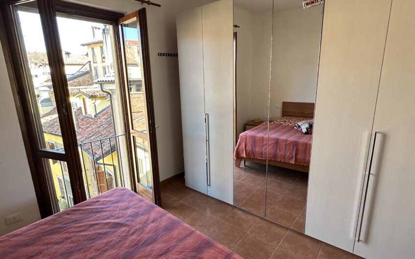 PAVIA CORSO CAVOUR AD. AFFITTASI AMPIO BILOCALE CON CUCINA ABITABILE EURO 800 MESE + 50 SPESE PER STUDENTI