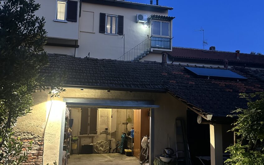 pavia via Mirabello ampio Bilocale RISTRUTTURATO con box e giardino EURO 140.000