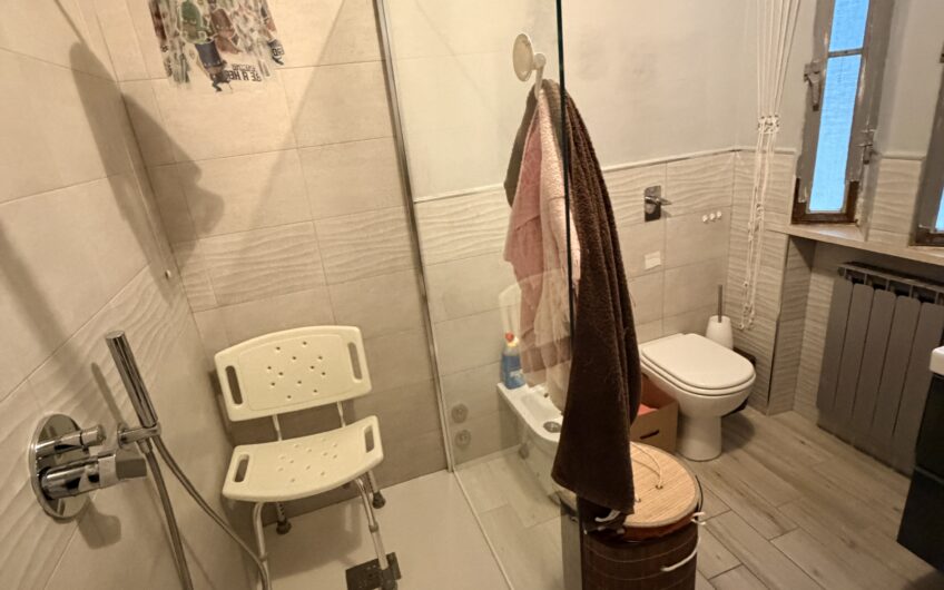 PAVIA VIA AMENDOLA 4 LOCALI + 2 SERVIZI RISTRUTTURATO, 3 TERRAZZI, CANTINA, BOX DOPPIO E ORTO. EURO 230.000