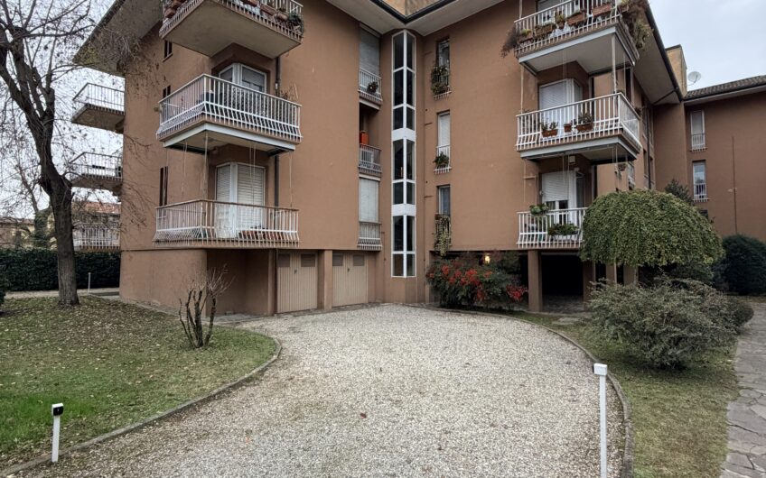 PAVIA VIA AMENDOLA 4 LOCALI + 2 SERVIZI RISTRUTTURATO, 3 TERRAZZI, CANTINA, BOX DOPPIO E ORTO. EURO 230.000