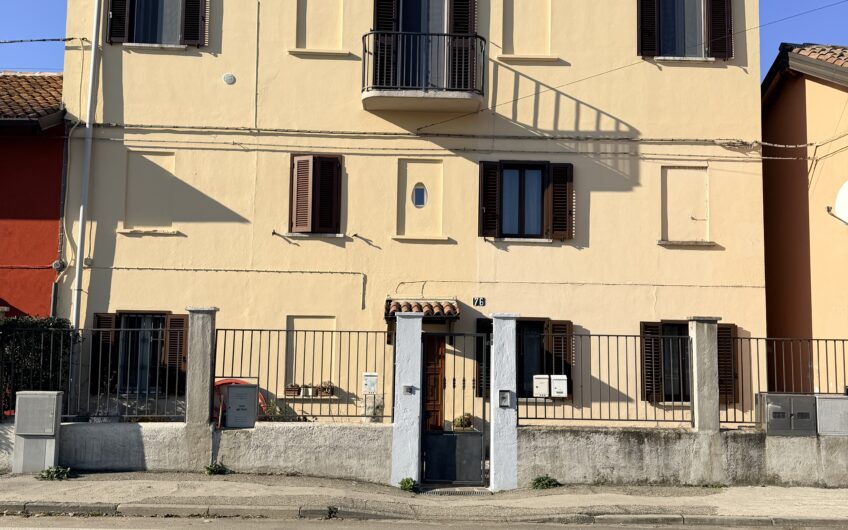 pavia via Mirabello ampio Bilocale RISTRUTTURATO con box e giardino EURO 140.000