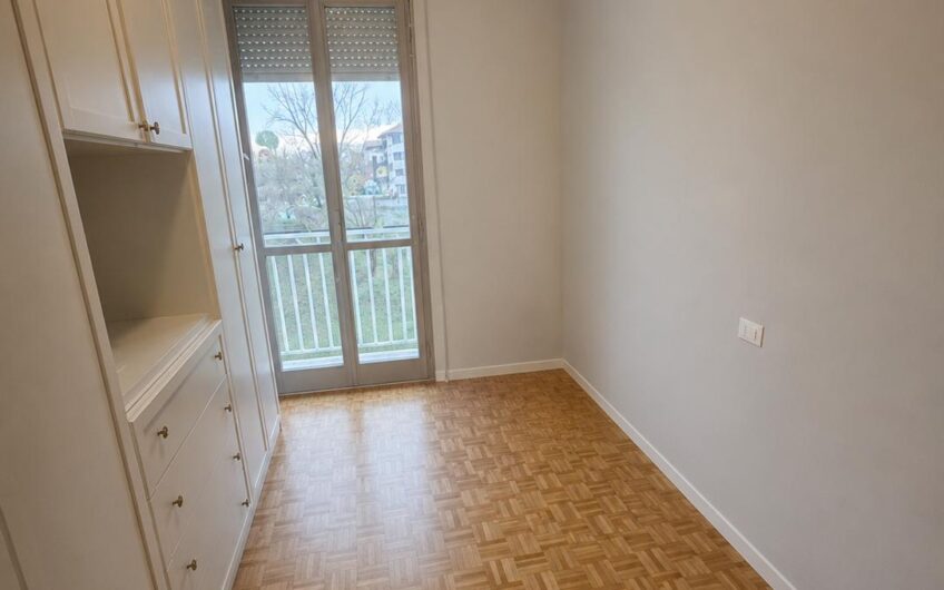 PAVIA VIA AMENDOLA 4 LOCALI + 2 SERVIZI RISTRUTTURATO, 3 TERRAZZI, CANTINA, BOX DOPPIO E ORTO. EURO 215.000 RIBASSATO