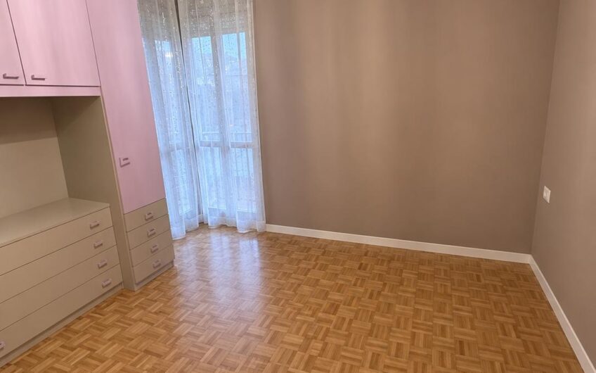PAVIA VIA AMENDOLA 4 LOCALI + 2 SERVIZI RISTRUTTURATO, 3 TERRAZZI, CANTINA, BOX DOPPIO E ORTO. EURO 215.000 RIBASSATO