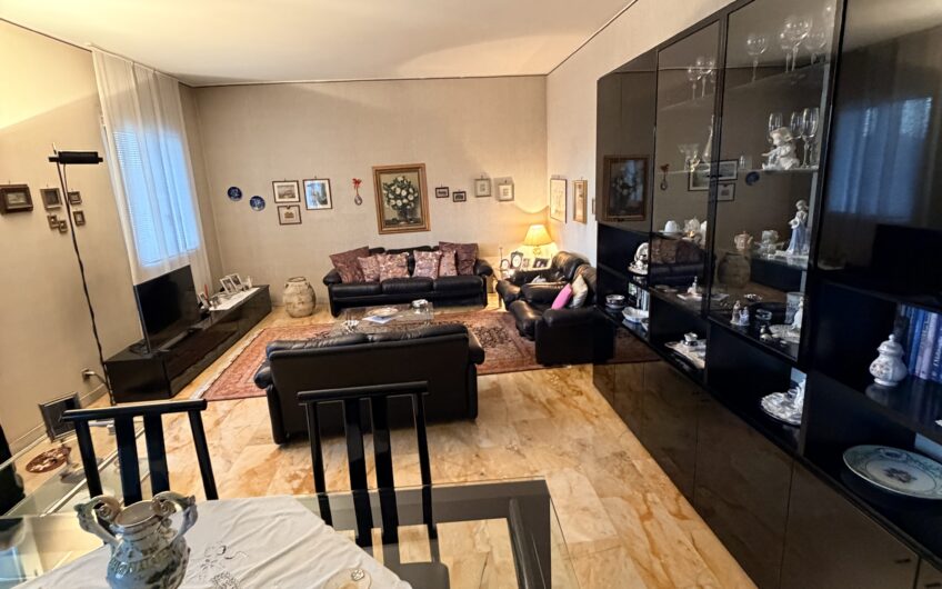 PAVIA VIA PUSTERLA SIGNORILE APPARTAMENTO DI 5 LOCALI + 2 SERVIZI, BALCONE, CANTINA E BOX EURO 490.000