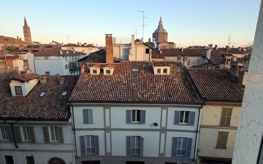 PAVIA VIA PUSTERLA SIGNORILE APPARTAMENTO DI 5 LOCALI + 2 SERVIZI, BALCONE, CANTINA E BOX EURO 490.000