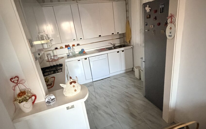 PAVIA VIA PUSTERLA SIGNORILE APPARTAMENTO DI 5 LOCALI + 2 SERVIZI, BALCONE, CANTINA E BOX EURO 490.000