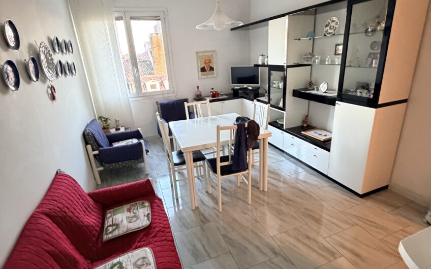 PAVIA VIA PUSTERLA SIGNORILE APPARTAMENTO DI 5 LOCALI + 2 SERVIZI, BALCONE, CANTINA E BOX EURO 490.000