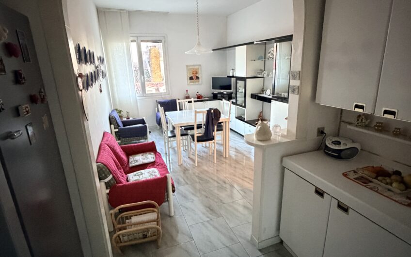 PAVIA VIA PUSTERLA SIGNORILE APPARTAMENTO DI 5 LOCALI + 2 SERVIZI, BALCONE, CANTINA E BOX EURO 490.000