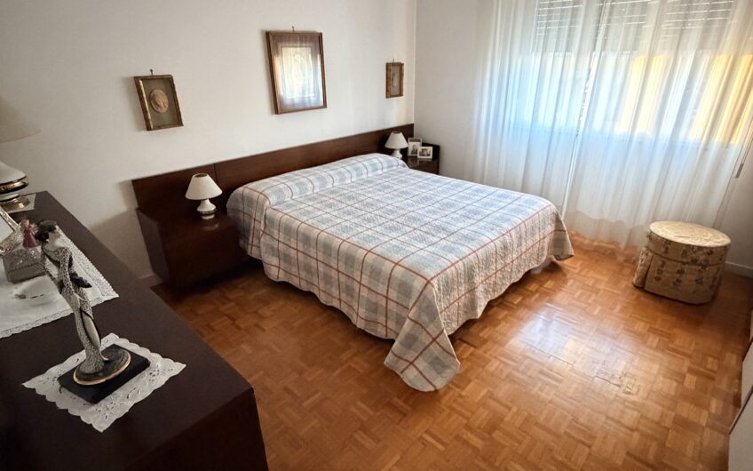 PAVIA VIA PUSTERLA SIGNORILE APPARTAMENTO DI 5 LOCALI + 2 SERVIZI, BALCONE, CANTINA E BOX EURO 490.000