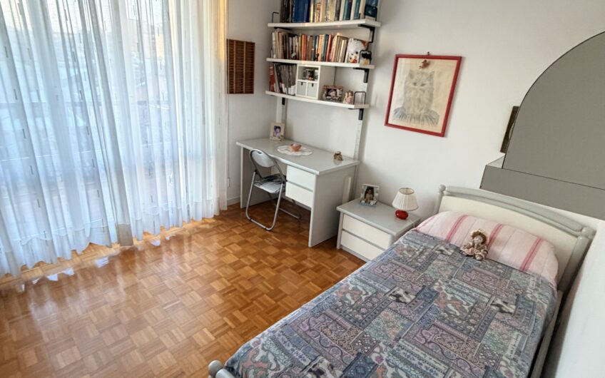 PAVIA VIA PUSTERLA SIGNORILE APPARTAMENTO DI 5 LOCALI + 2 SERVIZI, BALCONE, CANTINA E BOX EURO 490.000