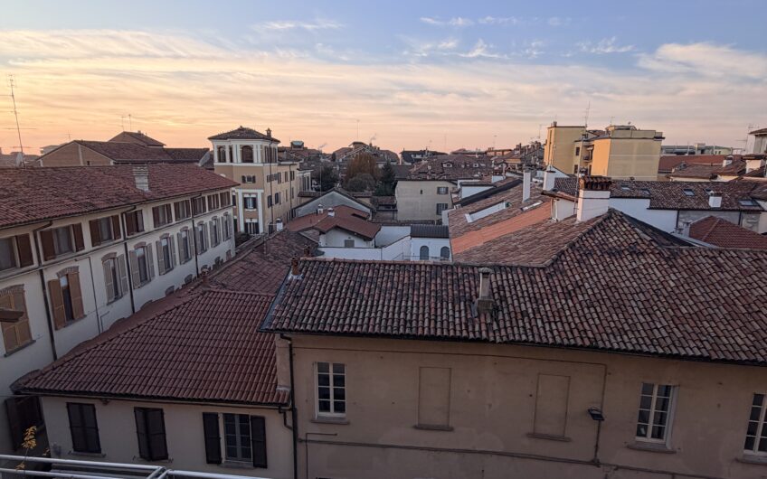 PAVIA VIA PUSTERLA SIGNORILE APPARTAMENTO DI 5 LOCALI + 2 SERVIZI, BALCONE, CANTINA E BOX EURO 490.000