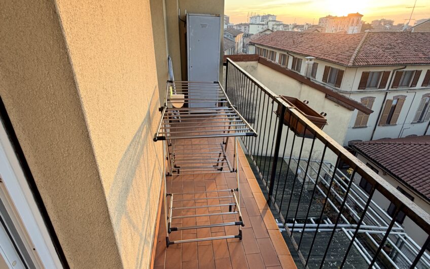 PAVIA VIA PUSTERLA SIGNORILE APPARTAMENTO DI 5 LOCALI + 2 SERVIZI, BALCONE, CANTINA E BOX EURO 490.000