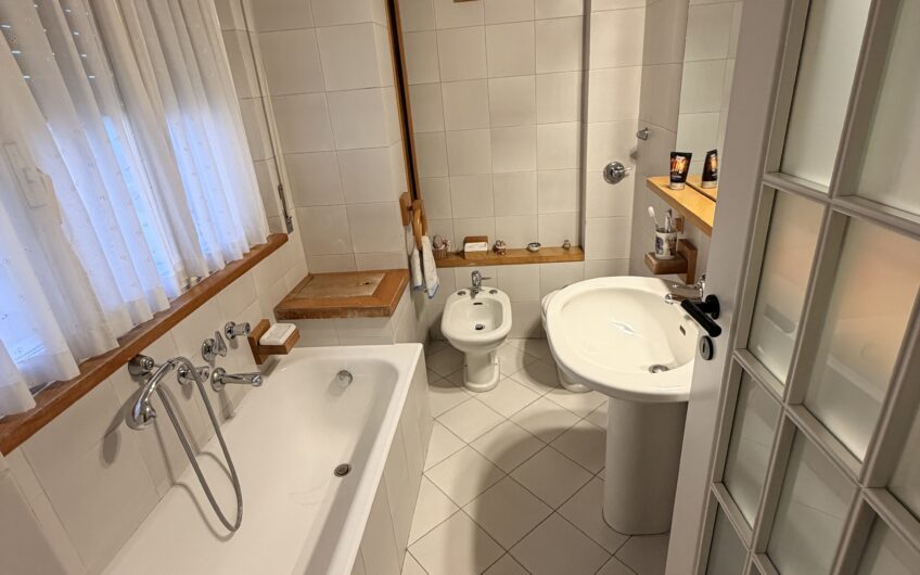 PAVIA VIA PUSTERLA SIGNORILE APPARTAMENTO DI 5 LOCALI + 2 SERVIZI, BALCONE, CANTINA E BOX EURO 490.000