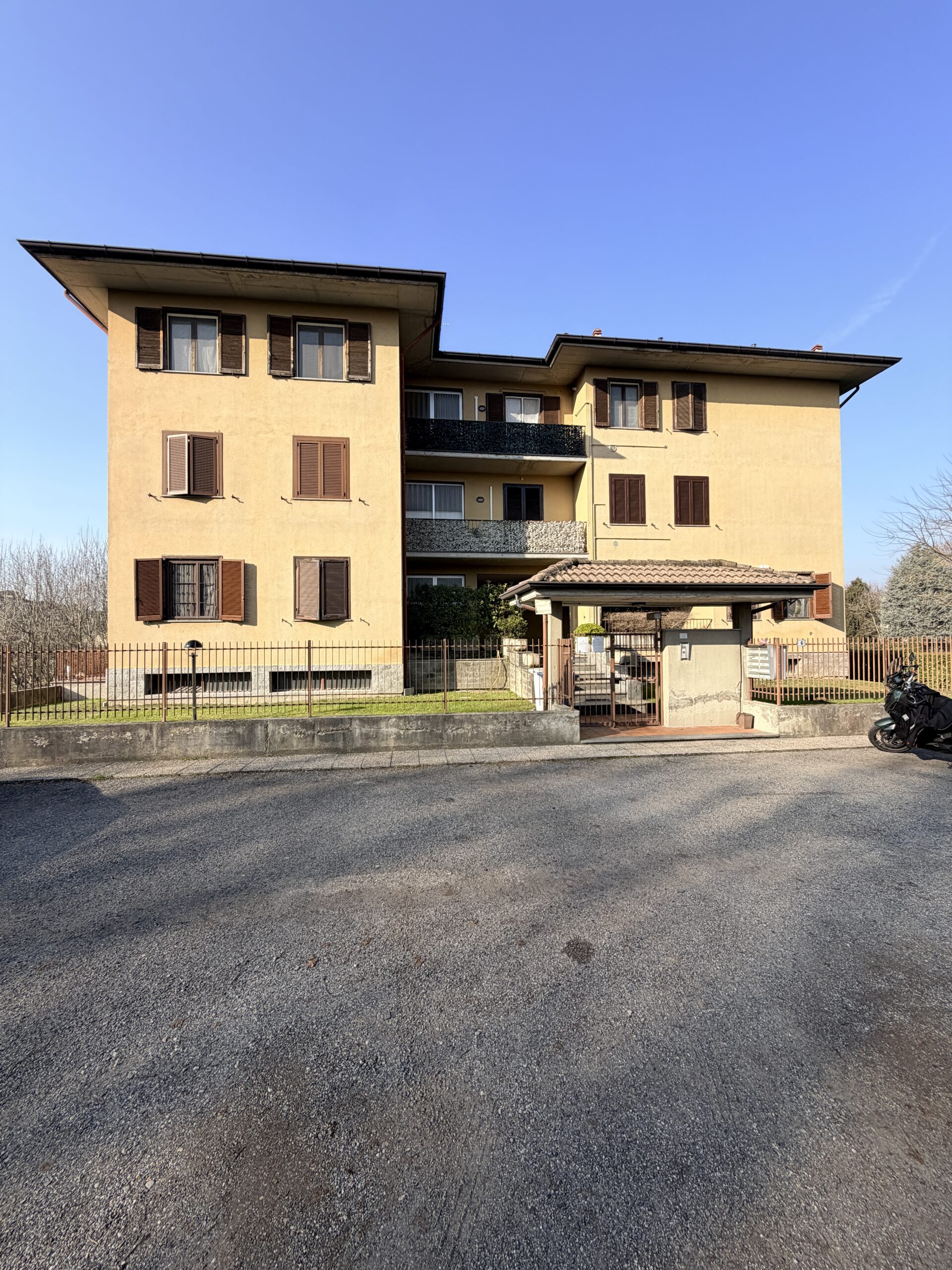 ROTTA DI TRAVACO' VIA DI VITTORIO IN PICCOLA PALAZZINA  AMPIO MONOLOCALE CON CUCINA ABITABILE, TERRAZZO , CANTINA, ARREDATO, RISC. AUTONOMO, PORTA BLINDATA, OCCUPATO SINO AL 31/05/2026. EURO 70.000