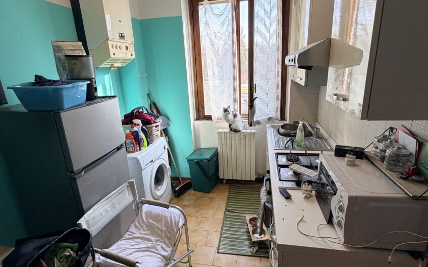 ROTTA DI TRAVACO’ VIA DI VITTORIO IN PICCOLA PALAZZINA  AMPIO MONOLOCALE CON CUCINA ABITABILE, TERRAZZO , CANTINA, ARREDATO, RISC. AUTONOMO, PORTA BLINDATA, OCCUPATO SINO AL 31/05/2026. EURO 70.000