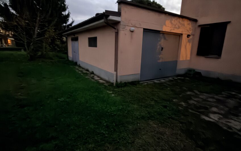 RONCARO CENTRO VENDESI 2 CASE INDIPENDENTI CON 3 BOX GIARDINO E TERRENO EDIFICABILE EURO 300.000