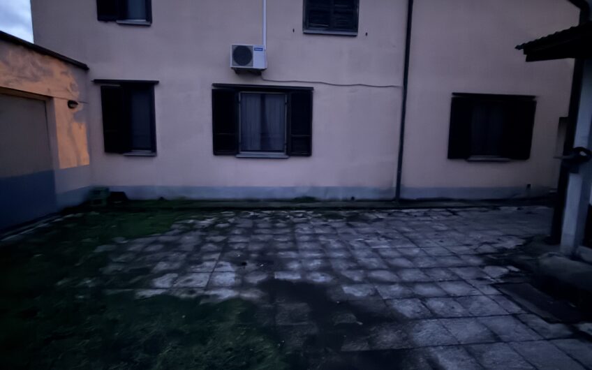 RONCARO CENTRO VENDESI 2 CASE INDIPENDENTI CON 3 BOX GIARDINO E TERRENO EDIFICABILE EURO 300.000