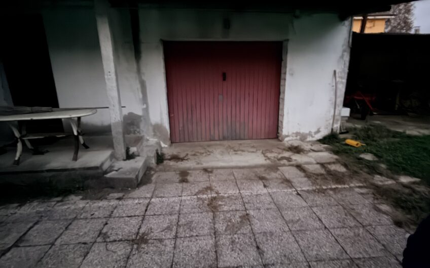 RONCARO CENTRO VENDESI 2 CASE INDIPENDENTI CON 3 BOX GIARDINO E TERRENO EDIFICABILE EURO 300.000