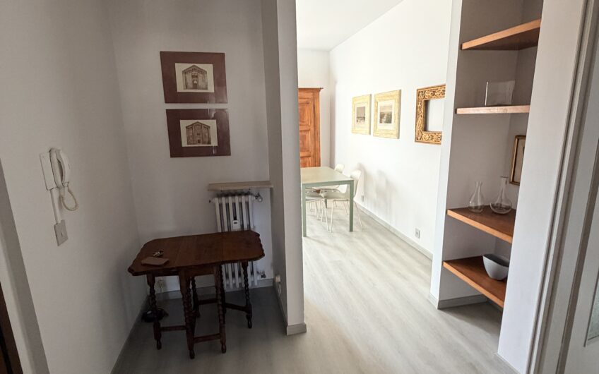 PAVIA VIA CORRIDONI  AFFITTASI APPARTAMENTO IN OTTIMO STATO, ARREDATO CON CURA, SOGGIORNO, CUCINA ABITABILE, 2 CAMERE, RIPOSTIGLIO, SERVIZIO, BALCONE, CANTINA . SOLO A REFERENZIATI EURO 900 MESE + 200 SPESE.