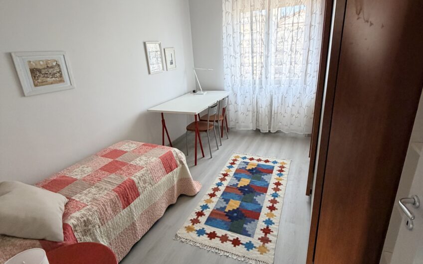 PAVIA VIA CORRIDONI  AFFITTASI APPARTAMENTO IN OTTIMO STATO, ARREDATO CON CURA, SOGGIORNO, CUCINA ABITABILE, 2 CAMERE, RIPOSTIGLIO, SERVIZIO, BALCONE, CANTINA . SOLO A REFERENZIATI EURO 900 MESE + 200 SPESE.