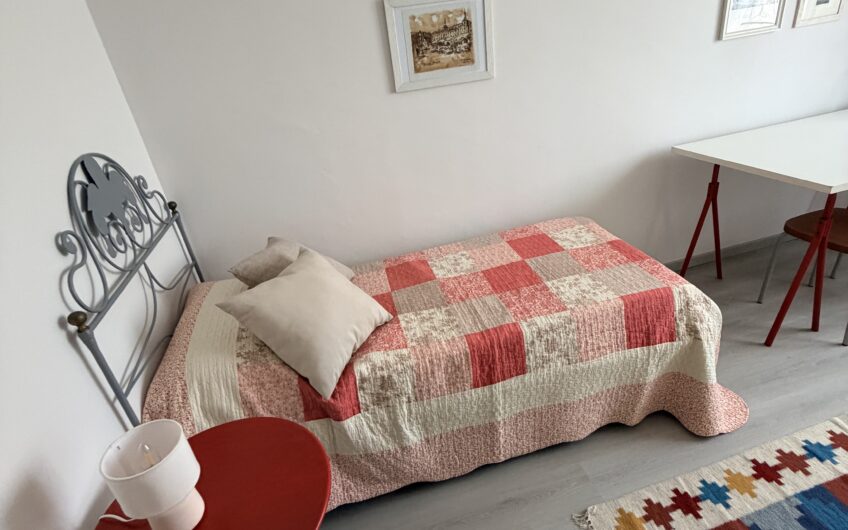 PAVIA VIA CORRIDONI  AFFITTASI APPARTAMENTO IN OTTIMO STATO, ARREDATO CON CURA, SOGGIORNO, CUCINA ABITABILE, 2 CAMERE, RIPOSTIGLIO, SERVIZIO, BALCONE, CANTINA . SOLO A REFERENZIATI EURO 900 MESE + 200 SPESE.