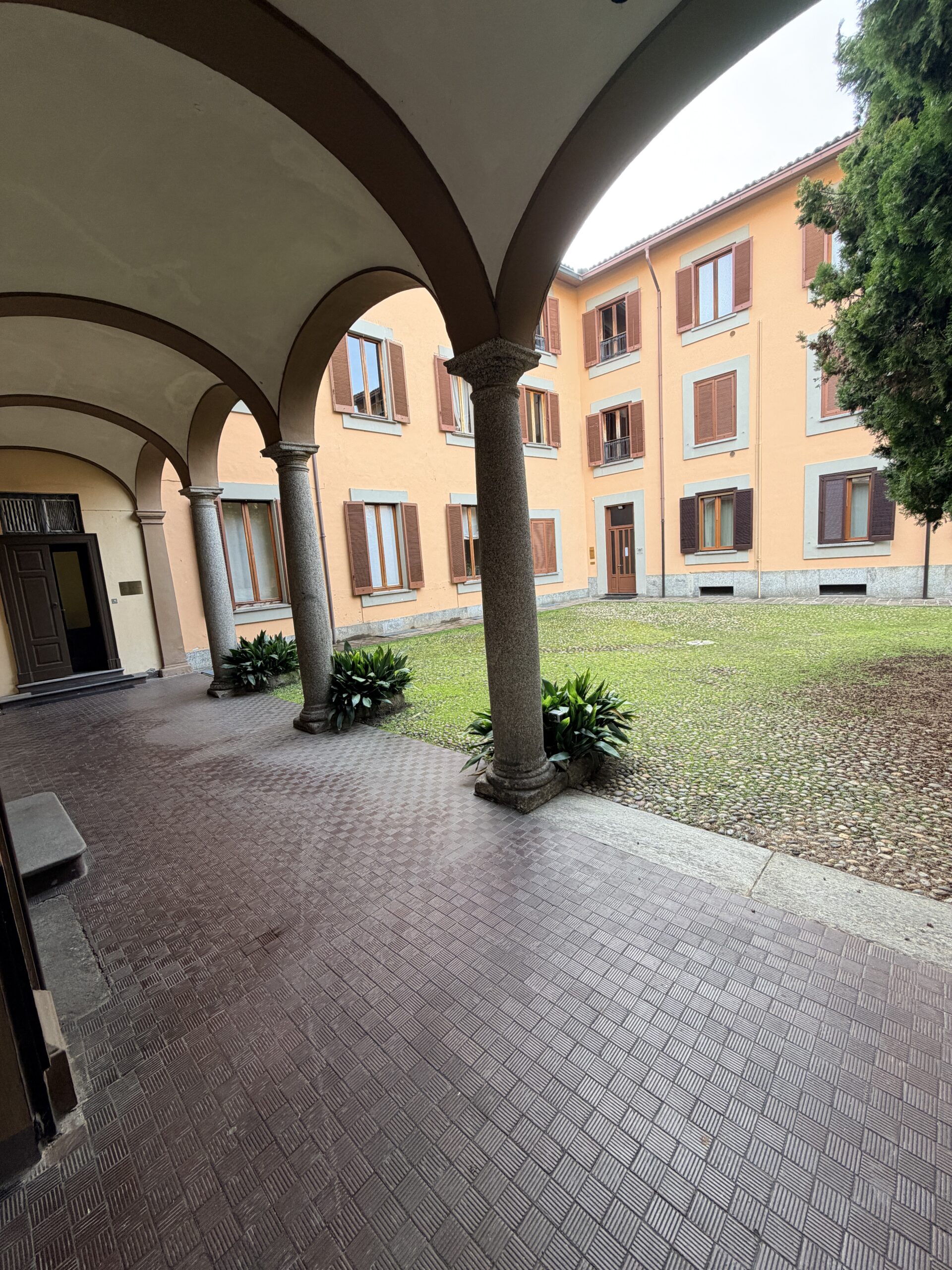 PAVIA PIAZZETTA GARAVAGLIA VENDESI PRESTIGIOSO UFFICIO CON POSS. CAMBIO D'USO DI CIRCA 193 MQ 6 LOCALI + SERVIZI E CANTINA E SOTTOTETTO EURO 395.000