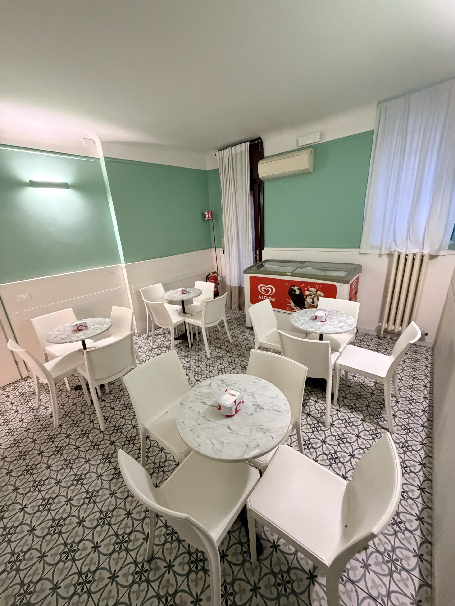 PAVIA STRADA NUOVA AD A POCHI PASSI DA STRADA NUOVA IN ZONA DI FORTISSIMO PASSAGGIO PEDONALE CEDESI PLURIENNALE ATTIVITA' DI BAR TAVOLA FREDDA A CHIUSURA SERALE , LOCALI RISTRUTTURATI E ARREDATI, INCASSO ELEVATO DIMOSTRABILE,  EURO 140.000 TRATTATIVE RISERVATE